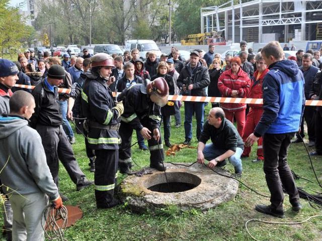 Во Львове к поискам мальчика в канализации привлекли 110 человек (Видео)
