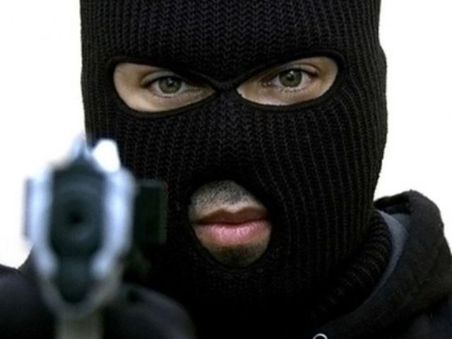 Мужчина с оружием ограбил магазин, в котором сам раньше работал Мужчина с оружием ограбил магазин, в котором сам раньше работал