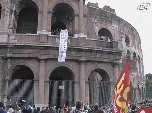 На Колізеї вивісили банери з вимогами На Колізеї вивісили банери з вимогами