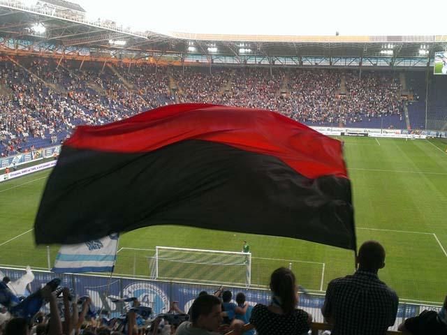 На стадіон у Харкові можна приносити червоно-чорні прапори, - FARE