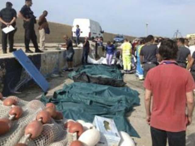 Лодка с 200 мигрантами перевернулась у берегов Сицилии