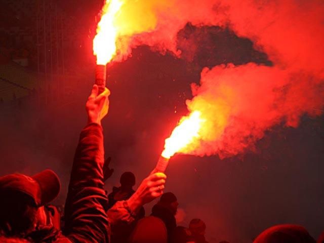 Марш перед матчем прошел с петардами, но без политических флагов Марш перед матчем прошел с петардами, но без политических флагов