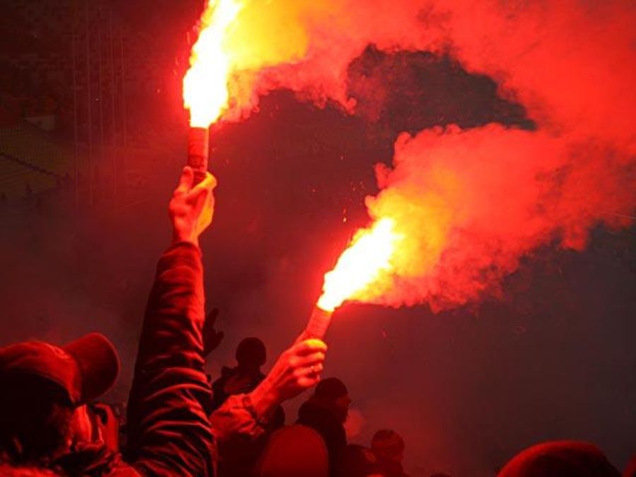 Марш перед матчем прошел с петардами, но без политических флагов