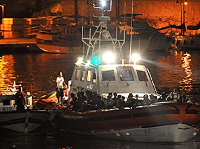 Погибли по меньшей мере 12 человек с перевернутой лодки вблизи Сицилии