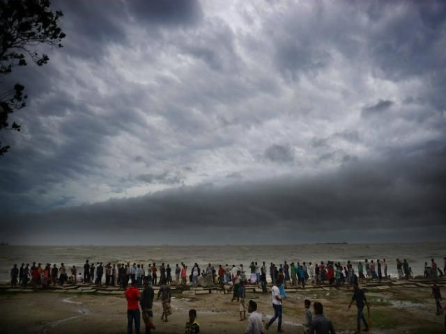 На Индию надвигается мощный циклон. Эвакуируют более 200 тысяч человек На Индию надвигается мощный циклон. Эвакуируют более 200 тысяч человек