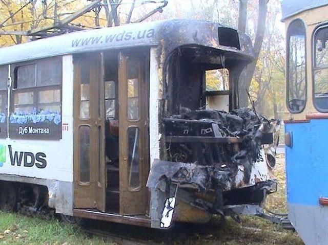 В Харькове после столкновения с бетономешалкой загорелся трамвай
