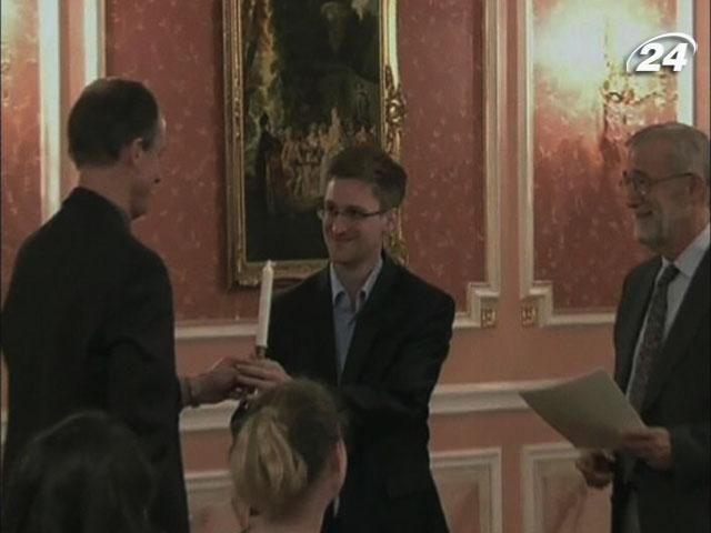 Оприлюднено відео з вручення нагороди Сноудену