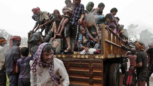 Через шторм евакуйовано уже мільйон індійців Через шторм евакуйовано уже мільйон індійців