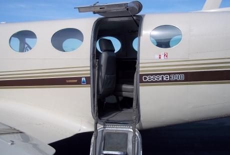 Двері літака відвалилися під час польоту і впали на готель Двері літака відвалилися під час польоту і впали на готель