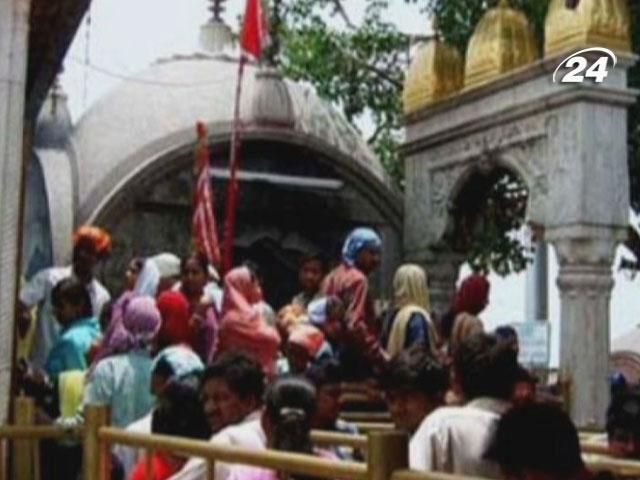 Кількість жертв тисняви в індійському храмі сягнула 90 осіб