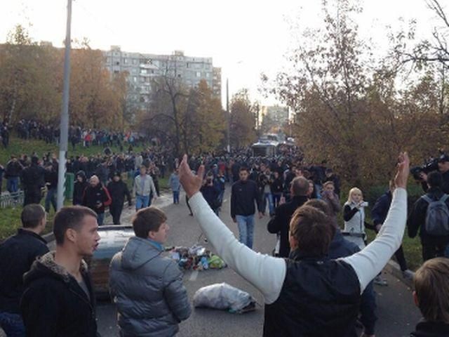 Вбивство у Москві: 500 націоналістів розгромили торговий центр, є постраждалі (Фото)