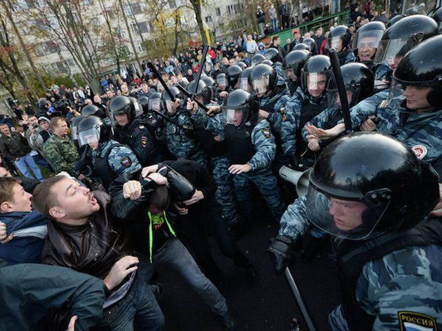 Масові заворушення у Москві: люди вимагають знайти вбивцю (Фото)