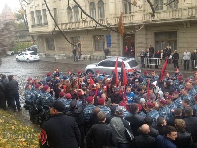 У Львові праві і ліві обійшлися словесною сутичкою: міліція запобігла фізичній 