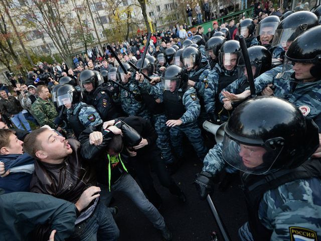 Массовые беспорядки в Москве: люди требуют найти убийцу (Фото)