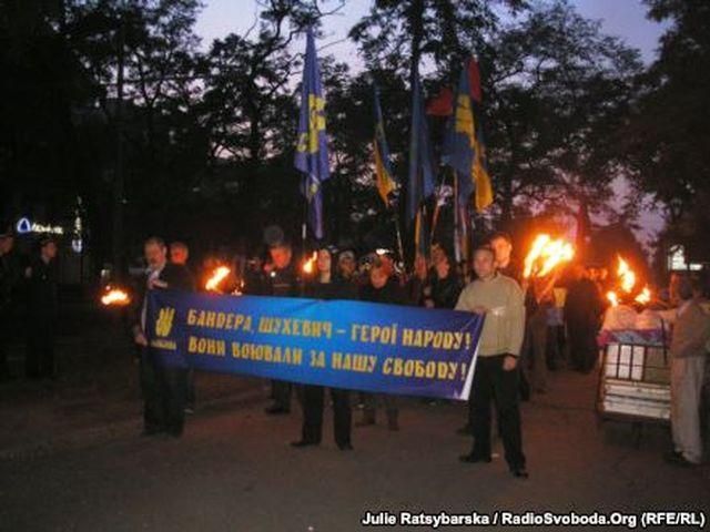 У Дніпропетровську 200 людей організували смолоскипну ходу на честь УПА (Фото)