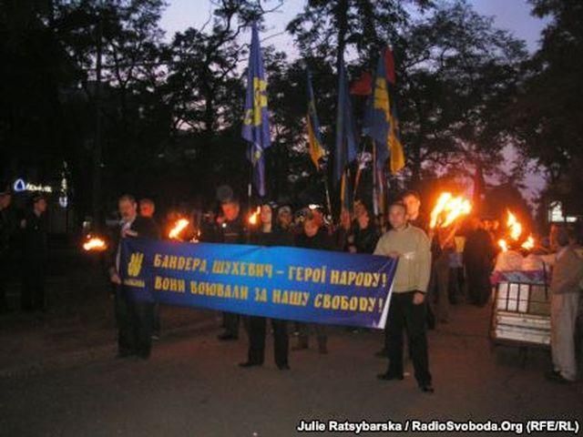 В Днепропетровске 200 человек организовали факельное шествие в честь УПА (Фото)