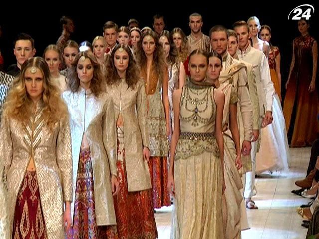 Болливудский дизайнер поставил эффектную точку на Ukrainian Fashion Week