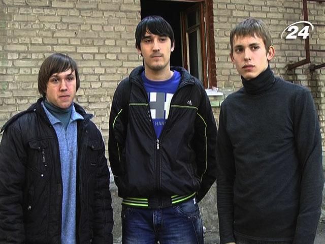 У Запоріжжі студенти врятували з палаючого будинку дитину У Запоріжжі студенти врятували з палаючого будинку дитину