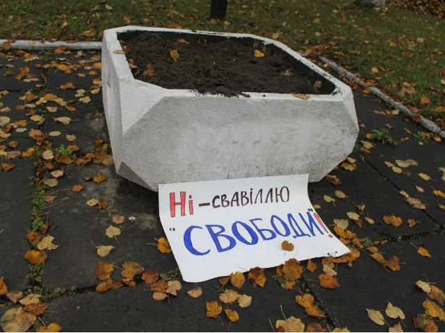 У Червонограді чоловік підпалив себе біля міськради (Фото. Відео) У Червонограді чоловік підпалив себе біля міськради (Фото. Відео)