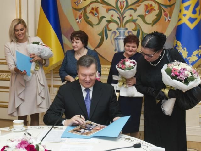 Янукович зустрівся з жінками-героями (Фото)