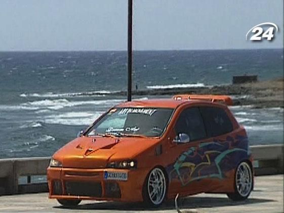 Модернизированный вручную впечатляющий Fiat Punto Модернизированный вручную впечатляющий Fiat Punto