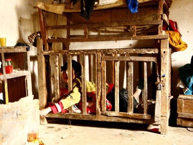 Мати півроку утримувала дорослого сина у клітці Мати півроку утримувала дорослого сина у клітці