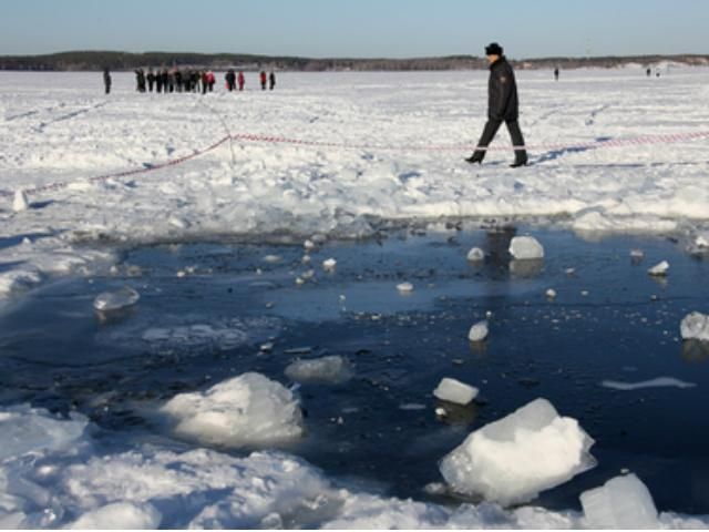 Из озера Чебаркуль извлекли самый крупный осколок метеорита