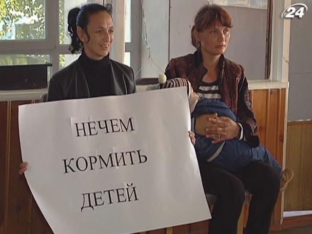 Крымские женщины с детьми вышли на пикет