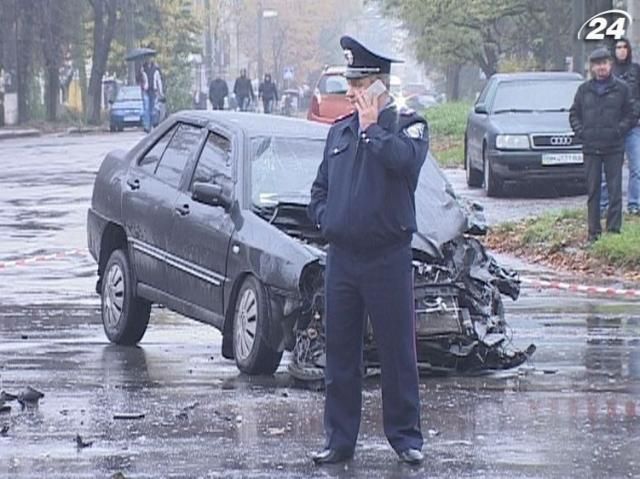 У Сумах авто правоохоронця вдарило маршрутку, від чого та перевернулась