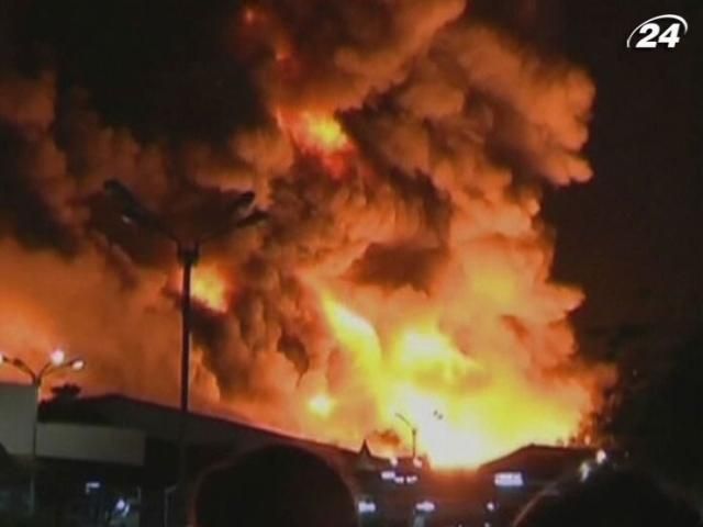 В Таиланде сгорел супермаркет: дым поднялся на километр В Таиланде сгорел супермаркет: дым поднялся на километр