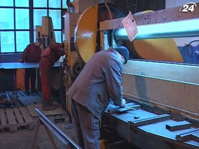 Підприємства мають платити зарплату навіть у період простою, - КС Підприємства мають платити зарплату навіть у період простою, - КС