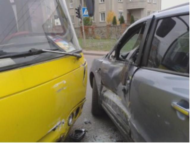 У Києві дівчина на позашляховику в'їхала в маршрутку (Фото) У Києві дівчина на позашляховику в'їхала в маршрутку (Фото)