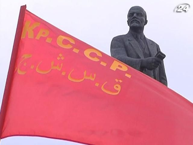 Півтори сотні прихильників Кримської АСРР вийшли на мітинг Півтори сотні прихильників Кримської АСРР вийшли на мітинг