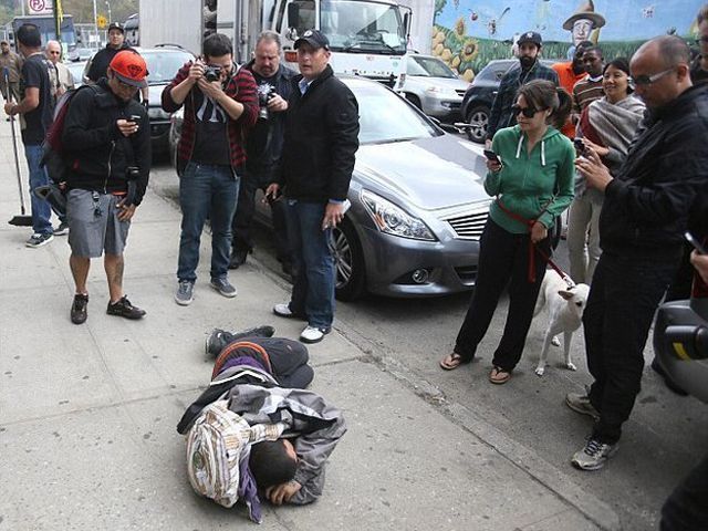 В Нью-Йорке дважды побили мужчину, который зарисовал граффити Бэнкси В Нью-Йорке дважды побили мужчину, который зарисовал граффити Бэнкси