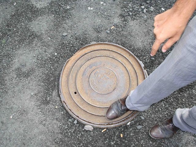 У Києві чоловік провалився у каналізаційний люк У Києві чоловік провалився у каналізаційний люк