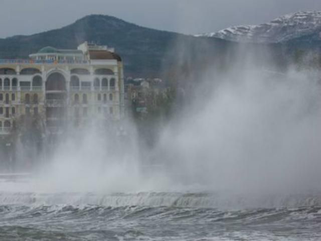 В Ялте разгулялась буря (Фото) В Ялте разгулялась буря (Фото)