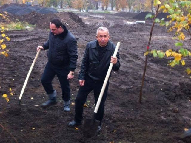Мэр Донецка сажал деревья под песню Лепса (Фото. Видео)