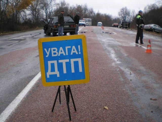 На Одещині вантажівка протаранила два легковики: 5 постраждалі