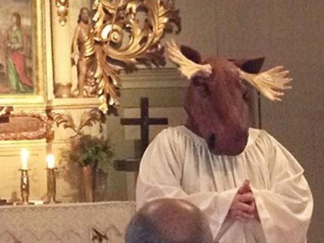 Шведский пастор прочитала проповедь в костюме лося (Фото)