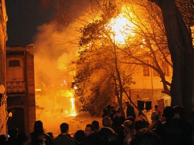 В Азербайджане сгорел огромный торговый центр: есть пострадавшие