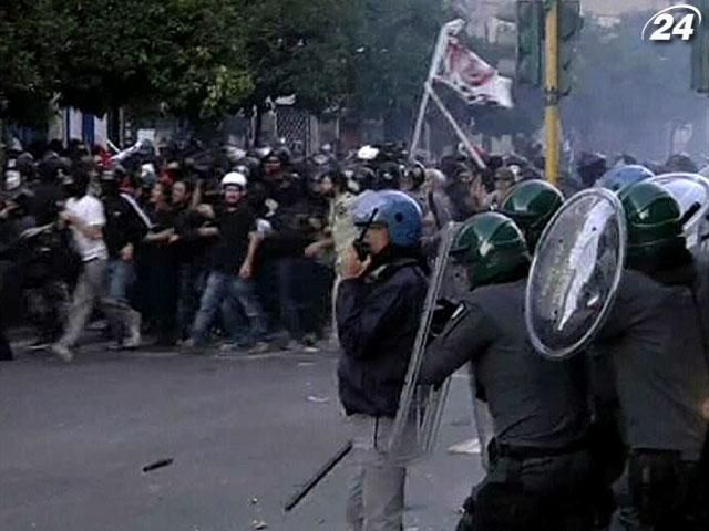 В Італії протестувальники закидали поліцейських яйцями та петардами