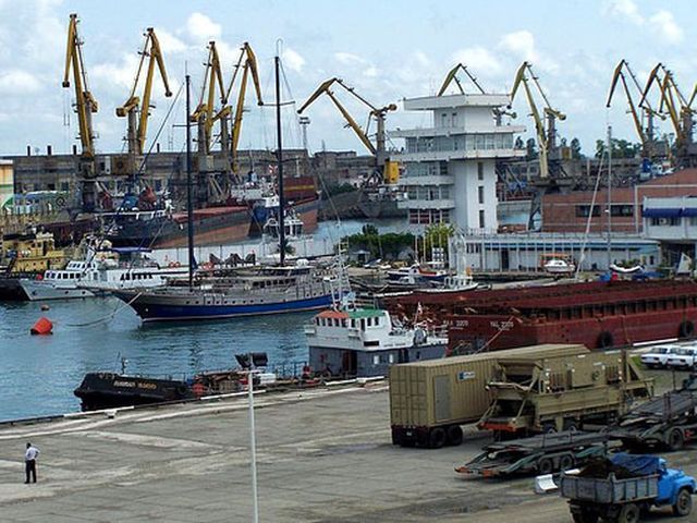 В Грузии из-за шторма на мель сел паром с украинцами В Грузии из-за шторма на мель сел паром с украинцами