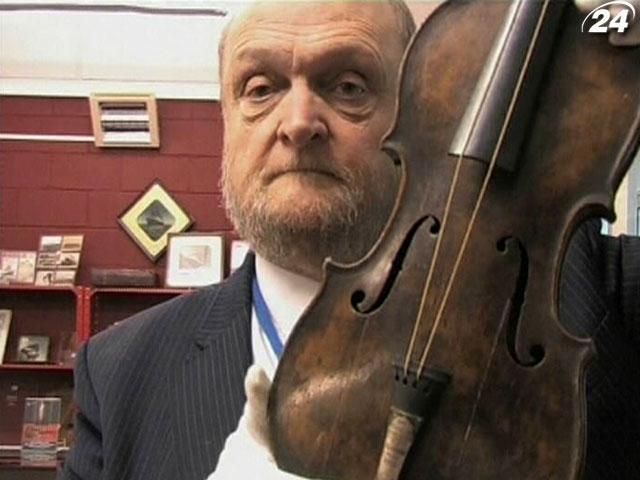 Скрипка, під звуки якої затонув "Титанік", пішла з молотка Скрипка, під звуки якої затонув "Титанік", пішла з молотка