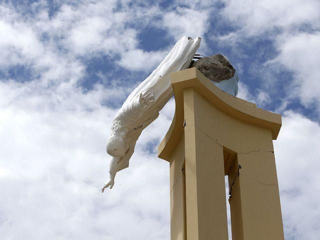 Наслідки серії руйнівних землетрусів на Філіппінах (Фото) Наслідки серії руйнівних землетрусів на Філіппінах (Фото)