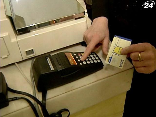 Магазини не мають права відмовити покупцю розрахуватися карткою Магазини не мають права відмовити покупцю розрахуватися карткою