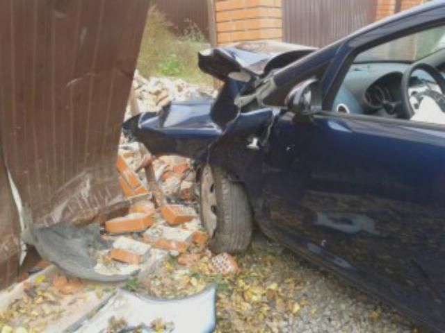 У Києві авто збило велосипедистку і в'їхало в огорожу (Фото) У Києві авто збило велосипедистку і в'їхало в огорожу (Фото)