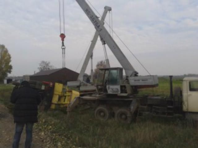 Возле Киева перевернулся многотонный автокран (Фото) Возле Киева перевернулся многотонный автокран (Фото)