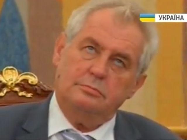 Чеський Президент показав, як його втомило пояснення Януковича щодо Тимошенко (Відео)