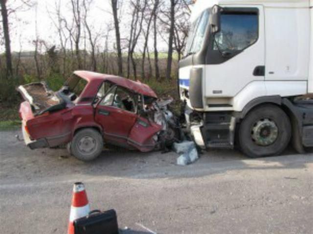 На Хмельниччині в страшній ДТП загинула сім'я із трьох людей (Фото) На Хмельниччині в страшній ДТП загинула сім'я із трьох людей (Фото)