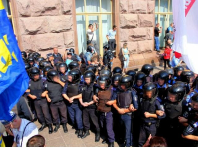 Киевскую мэрию усиленно охраняют - 23 октября 2013 - Телеканал новин 24 Киевскую мэрию усиленно охраняют - 23 октября 2013 - Телеканал новин 24